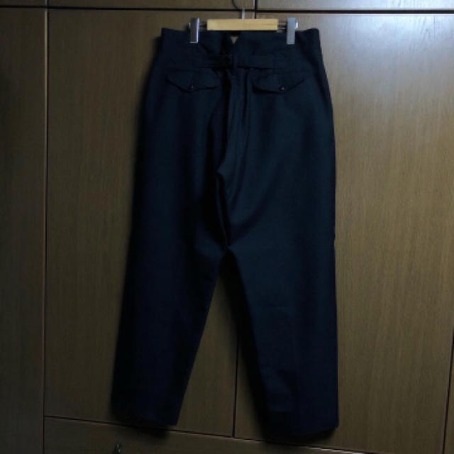 COMOLI(コモリ)のCOMOLI  WOOL SERGE BACK STRAP PANTS メンズのパンツ(スラックス)の商品写真