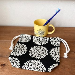 紫陽花黒　コップ袋　巾着袋　ハンドメイド (外出用品)