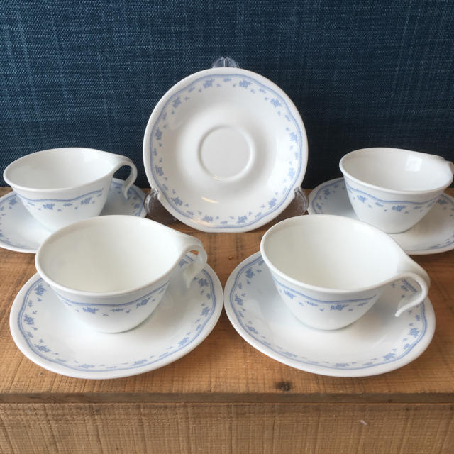 CORELLE(コレール)のコレール  カップ&ソーサー　4客セット+ソーサー1枚 インテリア/住まい/日用品のキッチン/食器(グラス/カップ)の商品写真