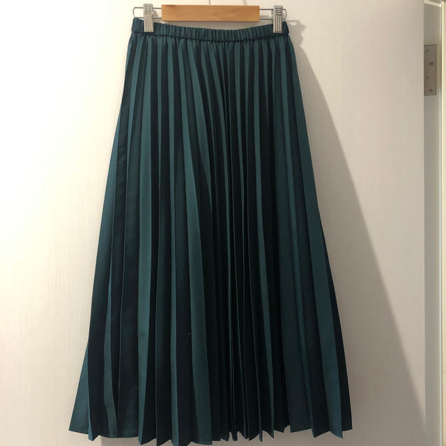 UNIQLO(ユニクロ)のUNIQLO プリーツロングスカート　丈短め　ダークグリーン レディースのスカート(ロングスカート)の商品写真