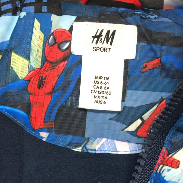 H&M(エイチアンドエム)のH&Mスパイダーマンアウター120 5-6歳 キッズ/ベビー/マタニティのキッズ服男の子用(90cm~)(ジャケット/上着)の商品写真