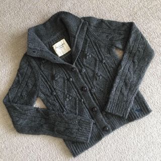 アバクロンビーアンドフィッチ(Abercrombie&Fitch)のアバクロ　新品　ロゴ付きカーディガン(カーディガン)