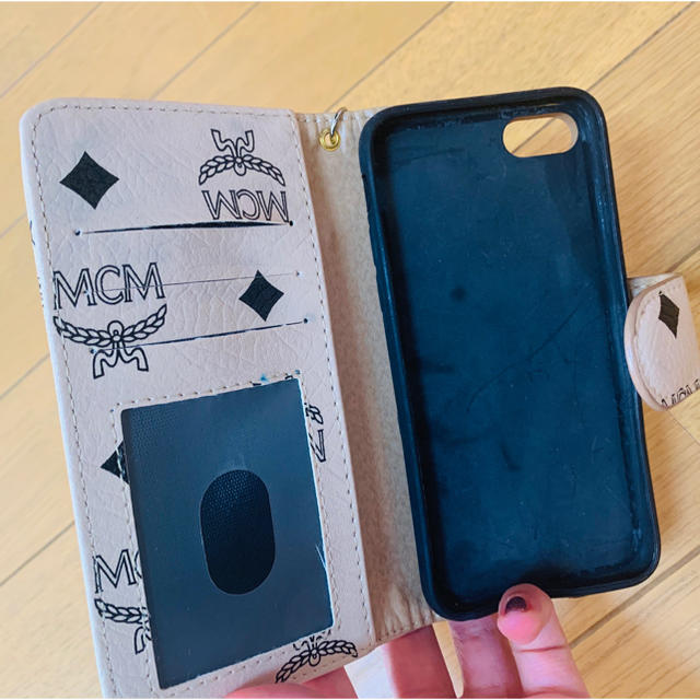 MCM(エムシーエム)のMCM iPhoneケース スマホ/家電/カメラのスマホアクセサリー(iPhoneケース)の商品写真