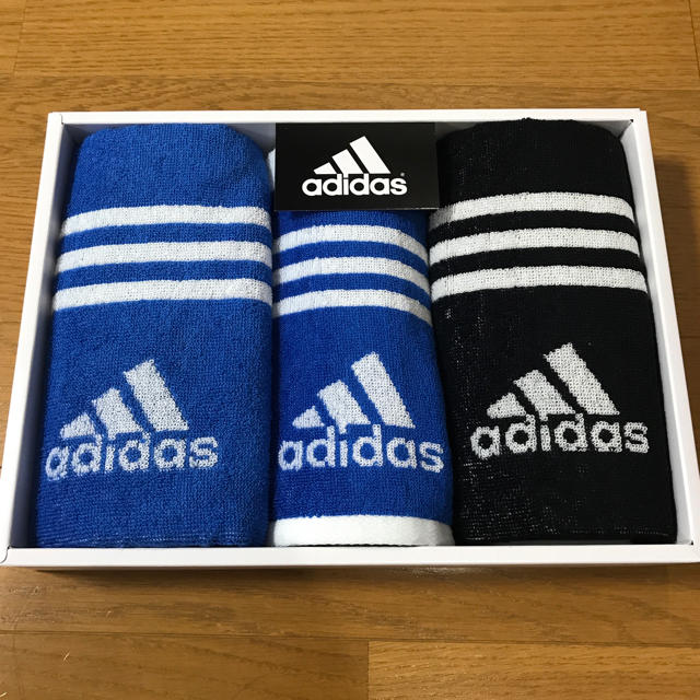 adidas(アディダス)のadidas フェイスタオル インテリア/住まい/日用品の日用品/生活雑貨/旅行(タオル/バス用品)の商品写真