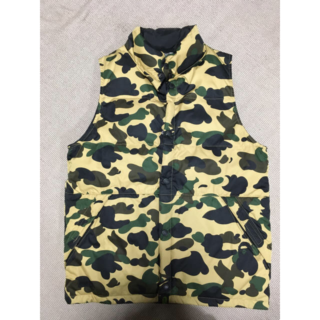 A BATHING APE(アベイシングエイプ)のAPE カモフラ　ベスト メンズのジャケット/アウター(ダウンベスト)の商品写真