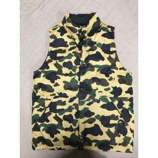 アベイシングエイプ(A BATHING APE)のAPE カモフラ　ベスト(ダウンベスト)