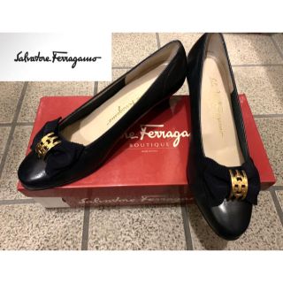 サルヴァトーレフェラガモ(Salvatore Ferragamo)のサルヴァトーレフェラガモ パンプス ブラック ゴールド(ハイヒール/パンプス)