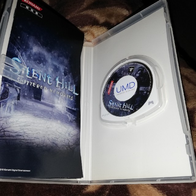 PlayStation Portable(プレイステーションポータブル)のSILENT HILL -SHATTERED MEMORIES-（サイレントヒル エンタメ/ホビーのゲームソフト/ゲーム機本体(携帯用ゲームソフト)の商品写真