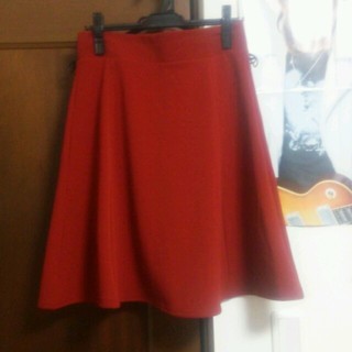ジーユー(GU)の赤スカート(ひざ丈スカート)