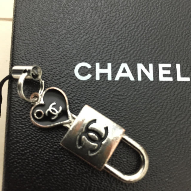 CHANEL(シャネル)のCHANEL ストラップ スマホ/家電/カメラのスマホアクセサリー(ストラップ/イヤホンジャック)の商品写真