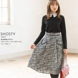 トッコ(tocco)のトッコ♡美人度を格上げする☆フラワービジューフラップポケット付ツイードスカート(ひざ丈スカート)