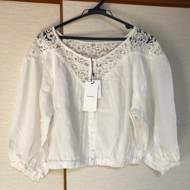 moussy(マウジー)のブラウス　マウジー　新品未使用 レディースのトップス(カットソー(半袖/袖なし))の商品写真