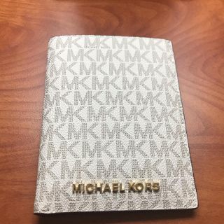 マイケルコース(Michael Kors)のマイケルコース　パスケース　35T9GTVT1B　白　MKマーク付き　新品未使用(パスケース/IDカードホルダー)