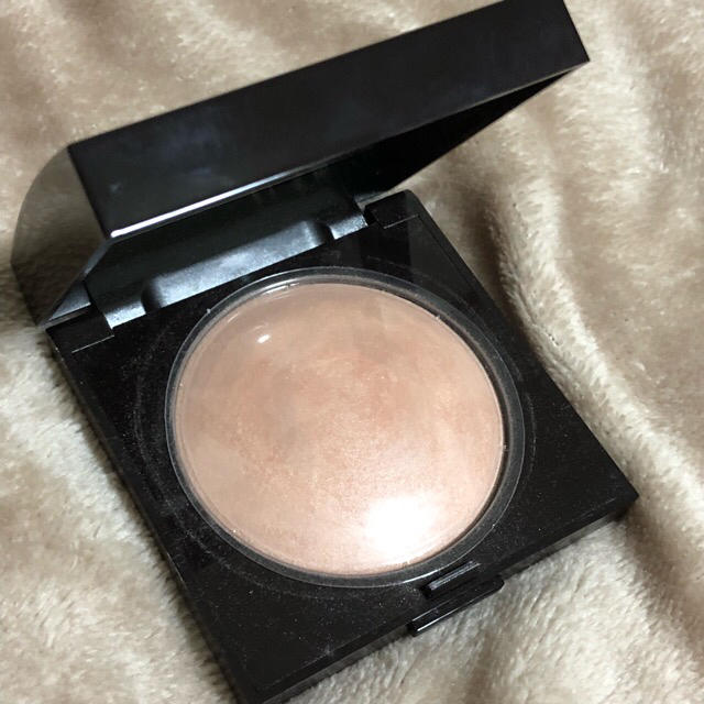 laura mercier(ローラメルシエ)のマット ラディアンス ベイクドパウダー 01＊送料込 コスメ/美容のベースメイク/化粧品(フェイスカラー)の商品写真