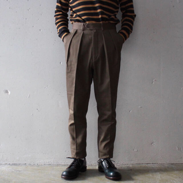 COMOLI(コモリ)の新品 NEAT Cotton Pique Tapered Khaki 44 メンズのパンツ(スラックス)の商品写真