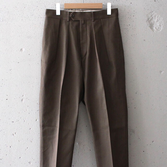 COMOLI(コモリ)の新品 NEAT Cotton Pique Tapered Khaki 44 メンズのパンツ(スラックス)の商品写真