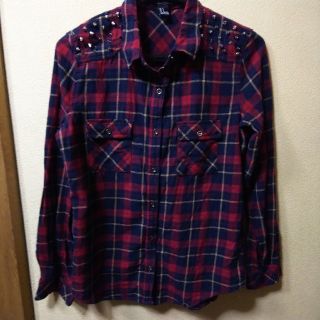 フォーエバートゥエンティーワン(FOREVER 21)のフォーエバー21★USED★ピラミッドスタッズ付チェックシャツ(シャツ/ブラウス(長袖/七分))