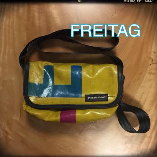 フライターグ(FREITAG)の✴︎FREITAG✴︎レア ピンクライン 旧タグ(メッセンジャーバッグ)