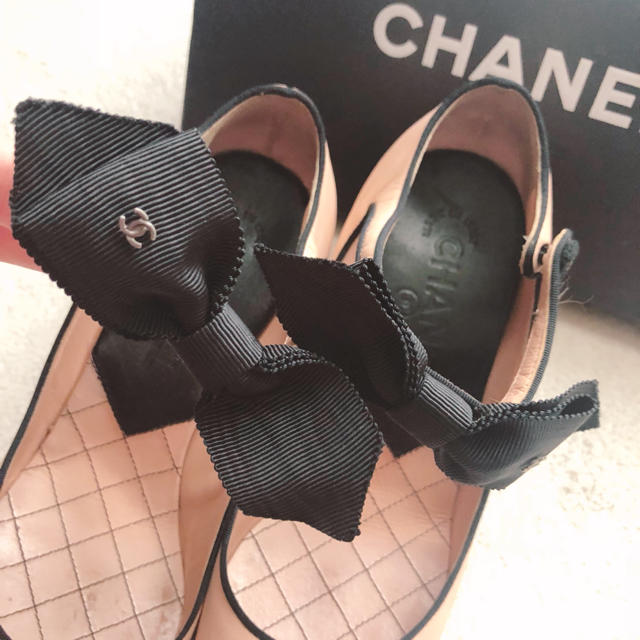 CHANEL(シャネル)のシャネルバイカラーリボンパンプス35ハーフ レディースの靴/シューズ(ハイヒール/パンプス)の商品写真