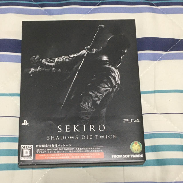 PlayStation4(プレイステーション4)のコード未使用「SEKIRO： SHADOWS DIE TWICE PS4」 エンタメ/ホビーのゲームソフト/ゲーム機本体(家庭用ゲームソフト)の商品写真