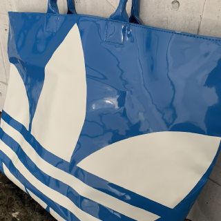 アディダス(adidas)のアディダス エナメル素材 トートバック ブルー(ショルダーバッグ)