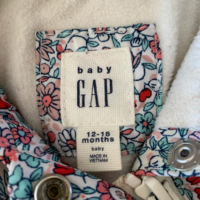 GAP(ギャップ)のBABYGAP 花柄 ダウン 12-18 キッズ/ベビー/マタニティのベビー服(~85cm)(ジャケット/コート)の商品写真