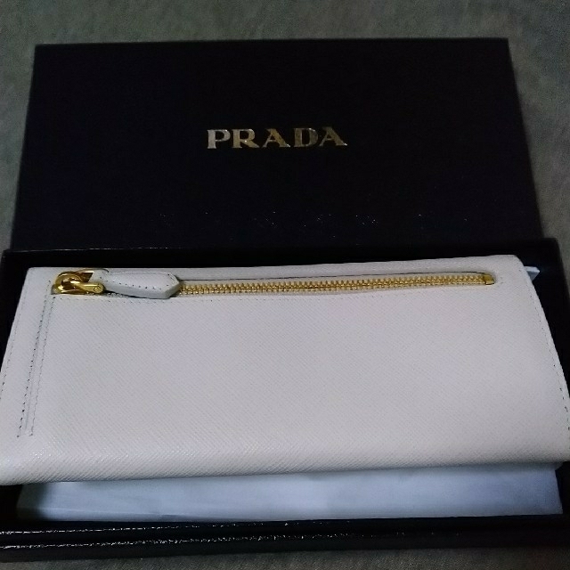 PRADA(プラダ)の《専用》PRADA 財布 サフィアーノ フィオッコ 白 レディースのファッション小物(財布)の商品写真