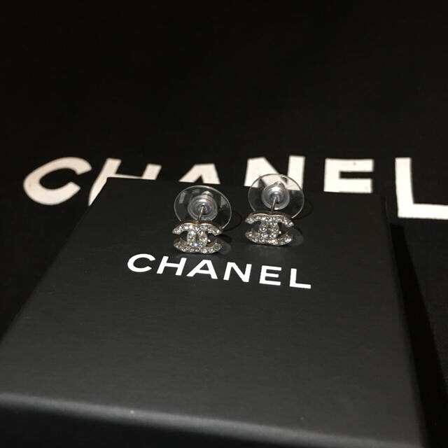 新品✴︎本物 CHANELシャネル ピアス ココマーク シルバー ラインストーンピアス