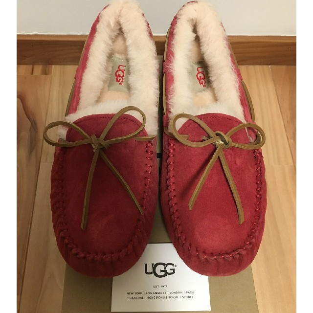 UGG(アグ)の引越しのため断捨離様【新品】UGGダコタ（ジェスターレッド:24.5〜25㎝） レディースの靴/シューズ(スリッポン/モカシン)の商品写真