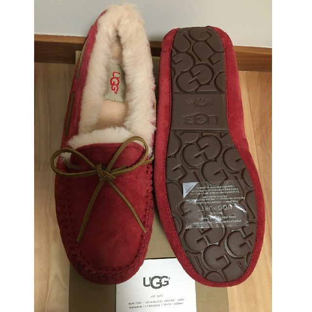 UGG(アグ)の引越しのため断捨離様【新品】UGGダコタ（ジェスターレッド:24.5〜25㎝） レディースの靴/シューズ(スリッポン/モカシン)の商品写真