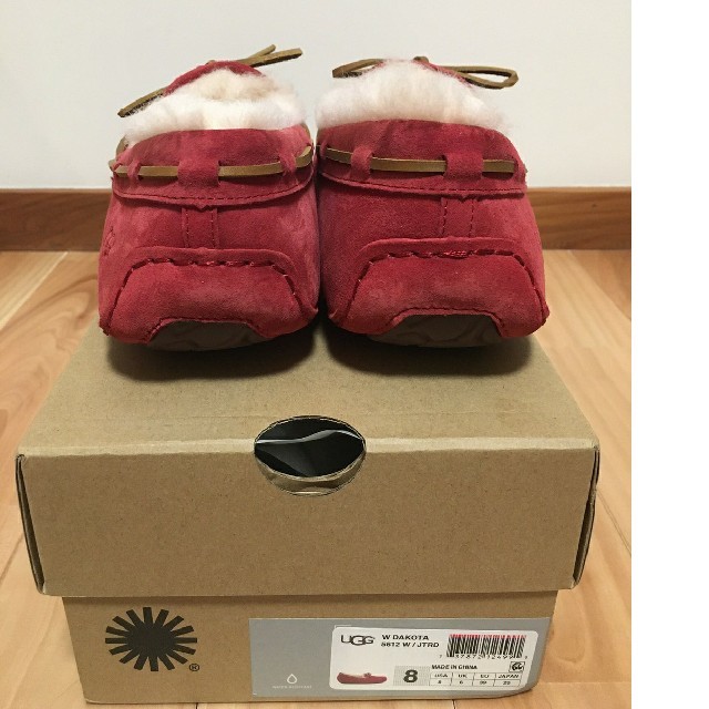 UGG(アグ)の引越しのため断捨離様【新品】UGGダコタ（ジェスターレッド:24.5〜25㎝） レディースの靴/シューズ(スリッポン/モカシン)の商品写真