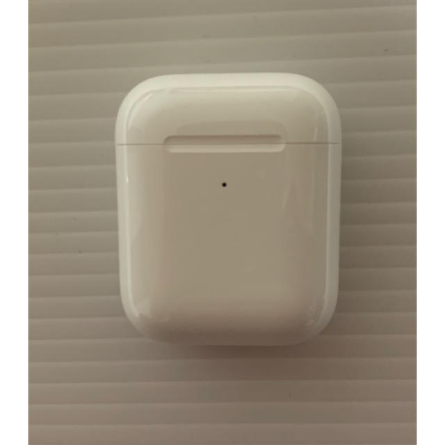 Apple(アップル)のApple AirPods 第二世代　ワイヤレス充電　エアポッズ　イヤホン スマホ/家電/カメラのオーディオ機器(ヘッドフォン/イヤフォン)の商品写真