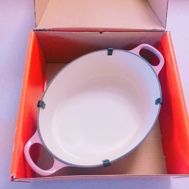 LE CREUSET(ルクルーゼ)のLE  CREUSET   ココットオーバル25センチ♡ インテリア/住まい/日用品のキッチン/食器(鍋/フライパン)の商品写真