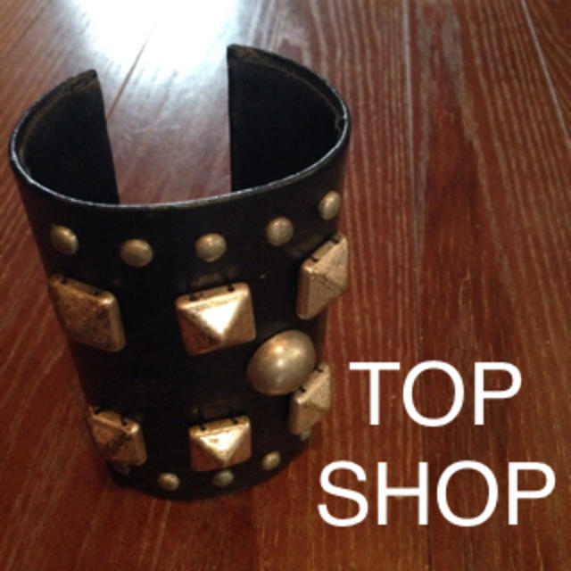 TOPSHOP(トップショップ)のTOPSHOP レザー×スタッズバングル レディースのアクセサリー(ブレスレット/バングル)の商品写真