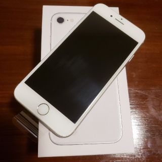 アイフォーン(iPhone)のauのiPhone8 64GB シルバー(スマートフォン本体)