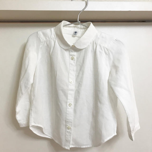 UNIQLO(ユニクロ)のユニクロ 白シャツ 女の子100 キッズ/ベビー/マタニティのキッズ服女の子用(90cm~)(ブラウス)の商品写真