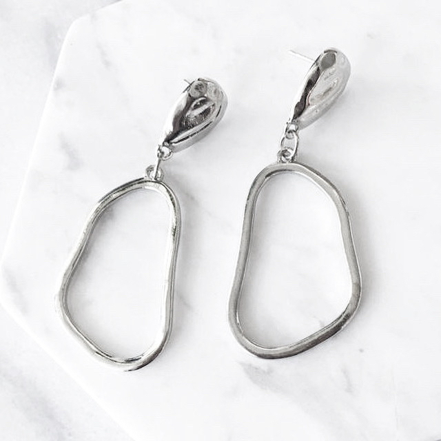 AHKAH(アーカー)のoval imperfect hoop pierce SILVER レディースのアクセサリー(ピアス)の商品写真