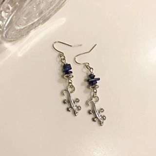 ハンドメイドピアス・トカゲとラピスラズリ (ピアス)