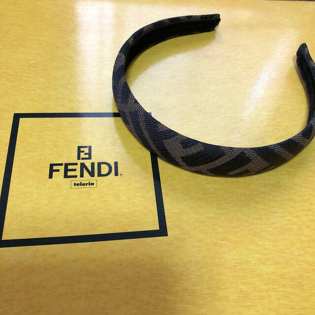 FENDI(フェンディ)のFENDI カチューシャ 新品未使用品 最終 レディースのヘアアクセサリー(カチューシャ)の商品写真