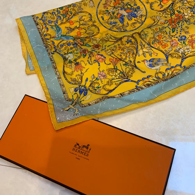 Hermes(エルメス)のエルメス　スカーフ  プチカレ　Hermes レディースのファッション小物(バンダナ/スカーフ)の商品写真