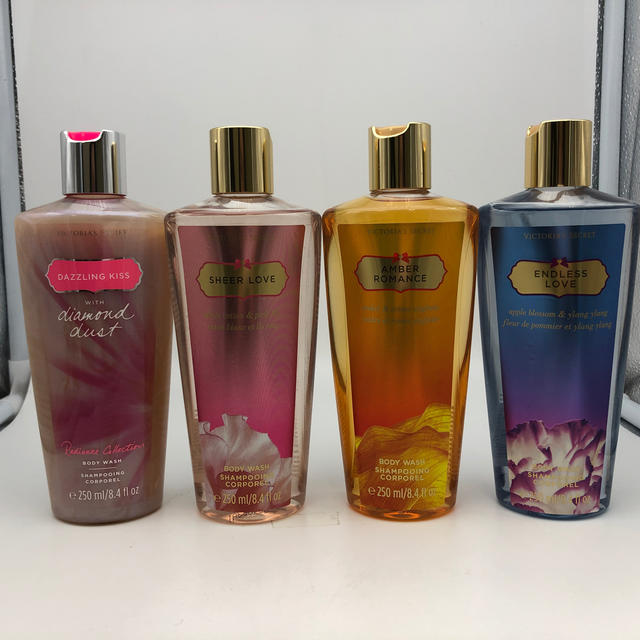 Victoria's Secret(ヴィクトリアズシークレット)の『未使用品』Victoria’s Secret ボディウォッシュ4種類 コスメ/美容のボディケア(ボディソープ/石鹸)の商品写真