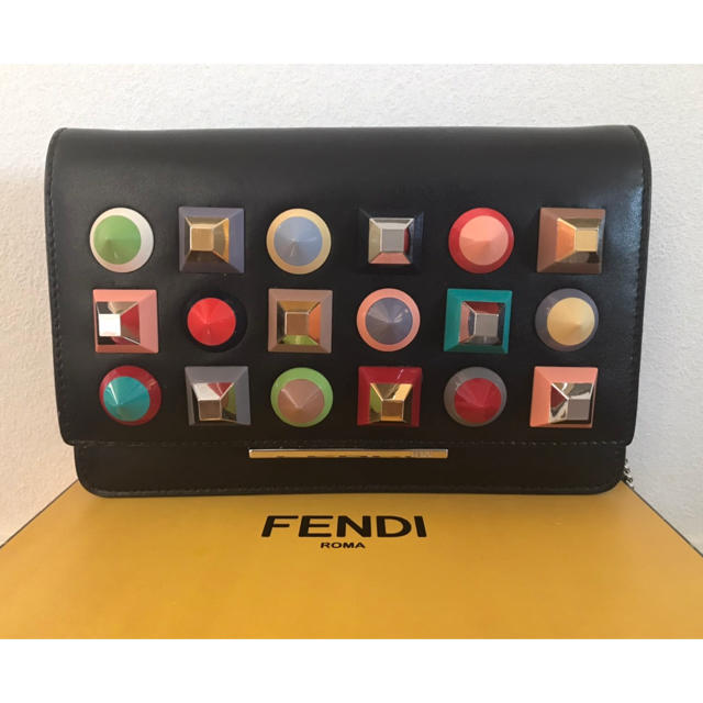 FENDI(フェンディ)のFENDI マルチスタッズ　ウォレット レディースのバッグ(クラッチバッグ)の商品写真