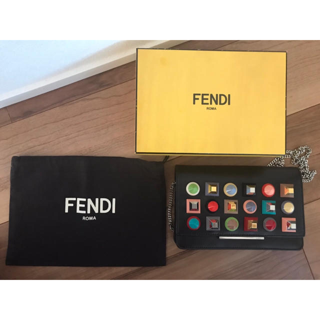 FENDI(フェンディ)のFENDI マルチスタッズ　ウォレット レディースのバッグ(クラッチバッグ)の商品写真