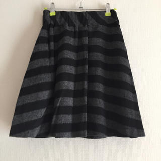 イーハイフンワールドギャラリー(E hyphen world gallery)の黒とグレーのボーダースカート(ひざ丈スカート)