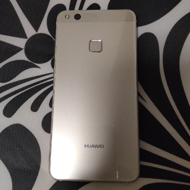 ANDROID(アンドロイド)のHUAWEI P10 lite プラチナムゴールド  SIMフリー スマホ/家電/カメラのスマートフォン/携帯電話(スマートフォン本体)の商品写真