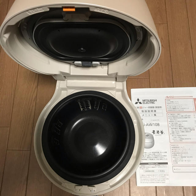 三菱電機(ミツビシデンキ)の三菱 炊飯器 本炭釜 KAMADO NJ-AW108-W スマホ/家電/カメラの調理家電(炊飯器)の商品写真