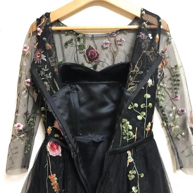 花柄刺繍ドレス ブラック ワンピース レディースのフォーマル/ドレス(ミディアムドレス)の商品写真