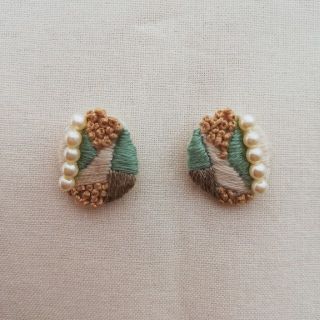 刺繍ピアス　だ円　ブラウン、ミントグリーン(ピアス)