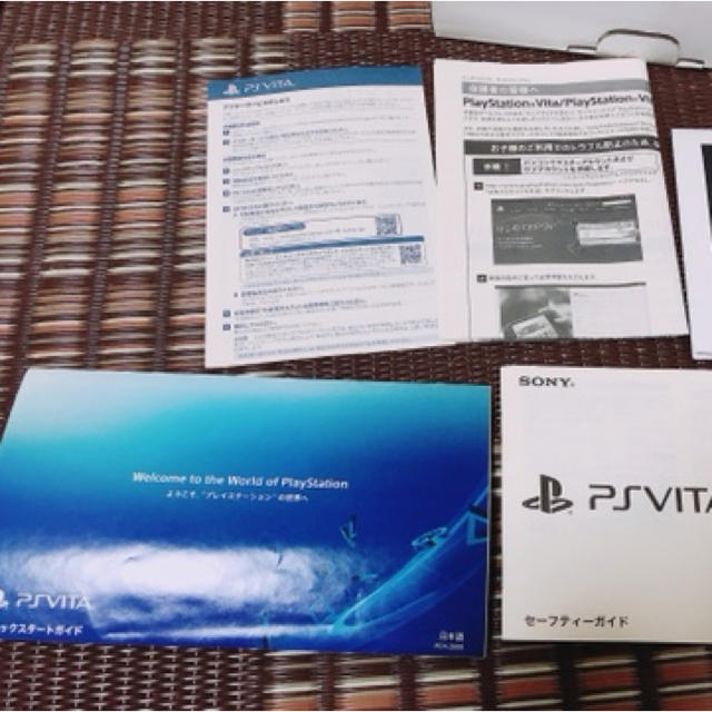 PlayStation Vita(プレイステーションヴィータ)のSONY PlayStationVITA 本体  ライトピンクホワイト エンタメ/ホビーのゲームソフト/ゲーム機本体(携帯用ゲーム機本体)の商品写真