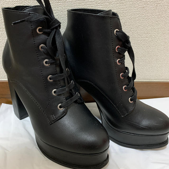 H&M(エイチアンドエム)の黒ブーツ　ヒール レディースの靴/シューズ(ブーツ)の商品写真